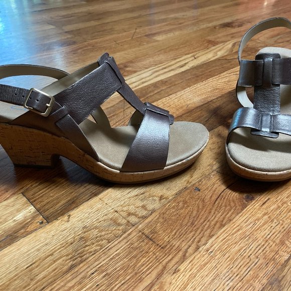 Clarks Gold Sandals Size 9 /12 Like New - Picture 6 of 7